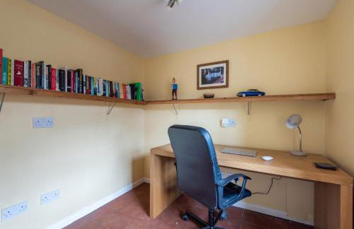 Vauxhall Cottage, Chepstow - 4 Bedroom Pet-Friendly Home with Private Fenced Garden, Walk to Town and Castle - Foto 11