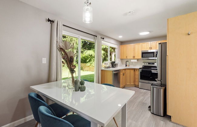 Cheerful Kirkland Home w/AC Big Yard, Walk to Beach - Photo 16