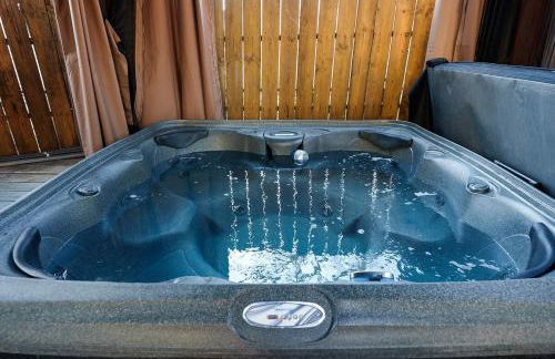 Cozy escape with Hot Tub, ideal for family & friends - Photo 33