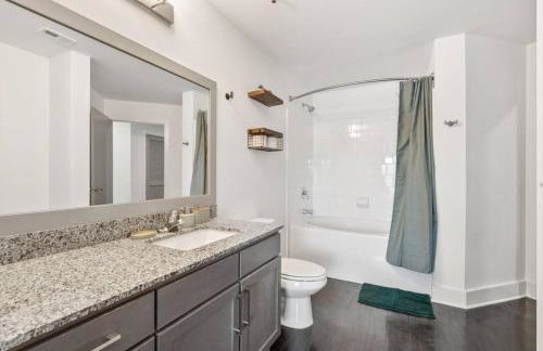 Chic 2BR King Bed Balcony Krog Market Steps to Beltline - Foto 18