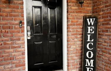 Private Fenced Yard • Sleeps 10 • Mins to Malls - Foto 40