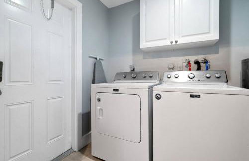 Roxanas 3bed 2bath Home with Modern Interior and BBQ Backyard - Photo 25