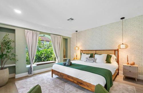 Deluxe Waterfront Villa with BBQ, Pool and Game Room - Photo 12