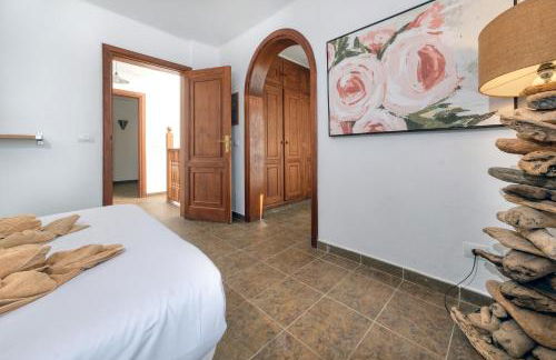 Casa Hibiscus - Shared Pool and BBQ - Close to Seafront Promenade By Lanzarote Vacation Homes - Foto 16