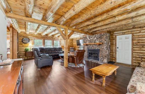 8BR 5BA Huge Dog Friendly Log Cabin near Wisconsin Dells and Lake sleeps 25plus - Foto 9
