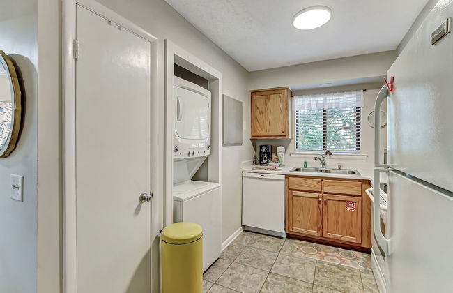 Secluded Condo with Peaceful Wooded Views and Easy Access to the Beach by RedAwning - Foto 27