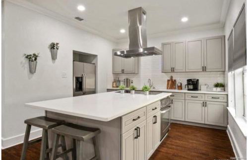 Experience Serenity in a 4BR3BA Downtown Home - Foto 12