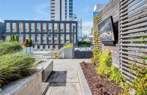 Skyline Retreat - Free Parking, Pool, Balcony - Foto 9