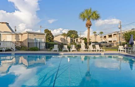 Steps from the Sand Bright Coastal Stay w Pool Access Coastal Hideaway by AvantStay - Foto 2