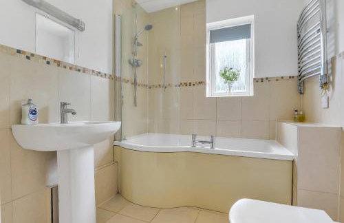 Comfortable 3-Bed Dormer Bungalow Family & Business Friendly - Photo 11