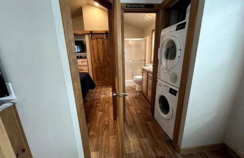 Peaceful Lakefront Tiny Cabin Nestled in the Sabine National Forest for a Romantic Escape in Hemphill, Texas - Foto 18