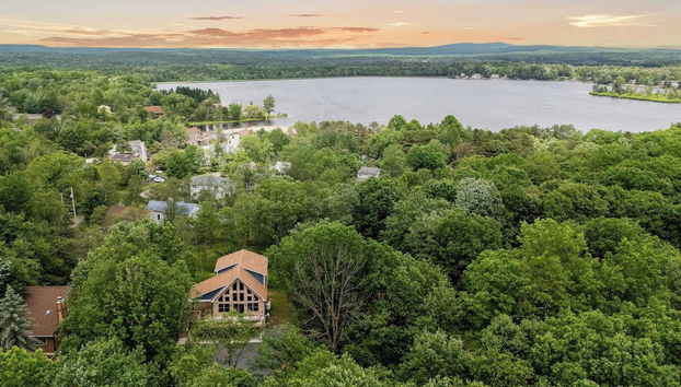 Bluejay Getaway by Avantstay Private Lake Cabin Hot Tub + Game Room Walk to Lake - Photo 3, Interior