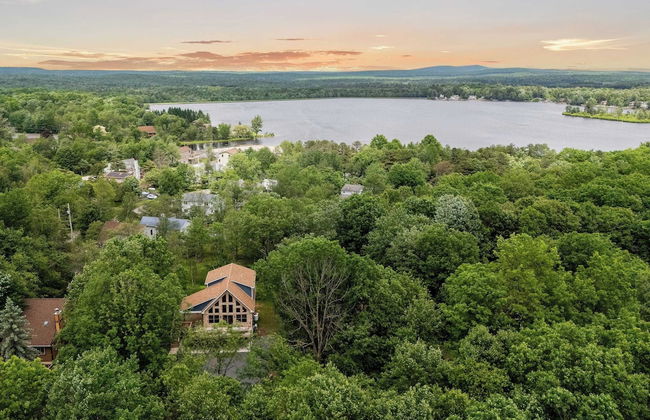 Bluejay Getaway by Avantstay Walk to Lake 7bdr, Hot Tub, Pool Table - Foto 1