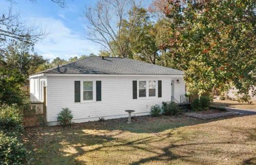 Chic Modern Cottage Near Downtown and Beaches Family - Photo 22