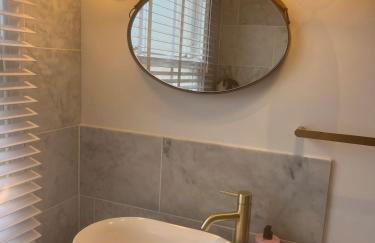 Spacious 4 Bed House Ideal for Races - Photo 4