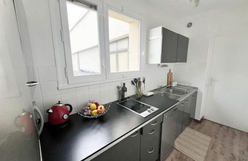 Sunny Flat, parking & RER C and H - Foto 16