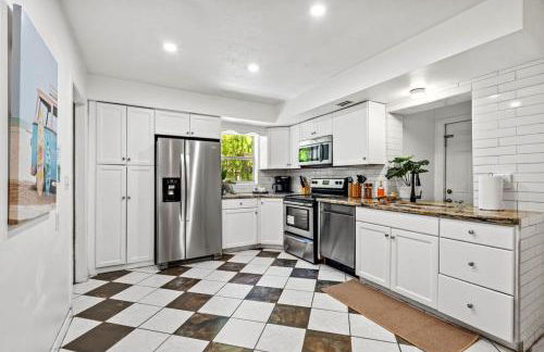 Beachside Escape Poolhouse w Game Room, Grill - Foto 23