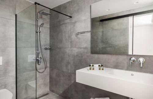 Seafront Villa Nafsika - Private Heated infinity Pool - Direct access to the beach - Play area - Foto 32