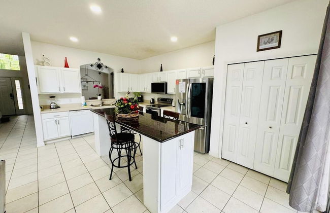 7/6.5 Beautiful Vacation Home With Private Pool, and Much More!! - Foto 37