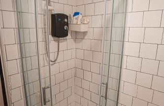 Private and Spacious 2 Bedroom House - Free Parking! - Foto 2