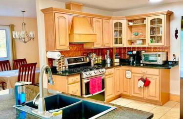 Scenic Views & River Access, Cozy River Home - Foto 24