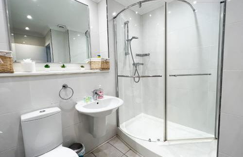 A Spacious Flat with Character - Private Car Space - Foto 23