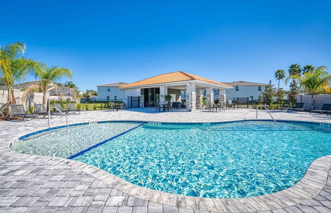 Modern Decorated Home With Mickey Themed Bedrooms - Foto 58