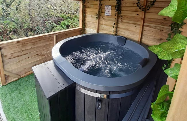 Min yr Afon - Cabin - Sleeps 2 - Hot Tub - Parking - Photo 9
