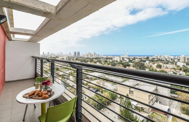Studio apt w balcony and Kitchen - Photo 4