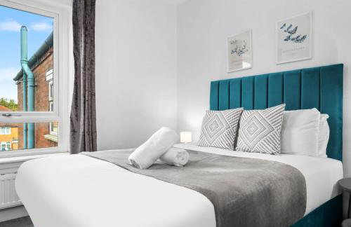Stylish 3 Bed House - Garden - Parking - Netflix 181TA - Photo 2