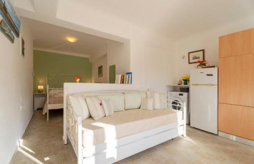 Aloni Stone Studio with Private Parking - Photo 8