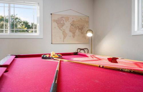 6-min walk to Lake - Home w/Fire-Pit & Pool Table - Foto 7