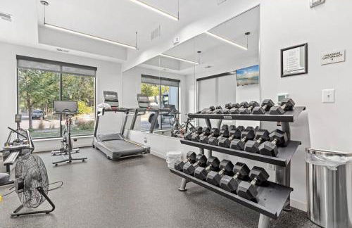 Luxury 1BD Gym Rooftop Street Parking by DT UMN - Foto 32