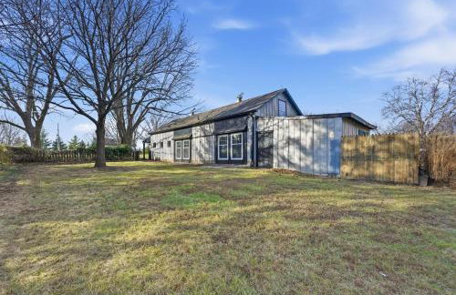 Renovated 1950s Barndominium Pet-Friendly & Modern - Foto 26