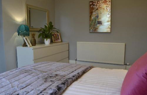 Stunning Period Townhouse with Garden, Walking Distance to Town - Photo 19