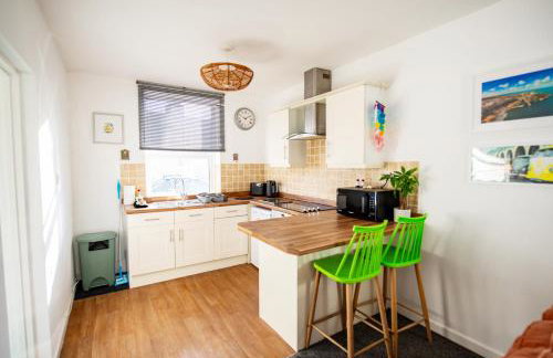 Seaside Home with Parking Near Tolcarne Beach - Foto 2