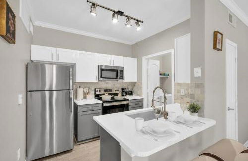 Charming 1BR Easy Access to The Woodlands - Photo 11