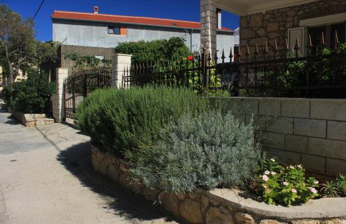 Apartments by the sea Sutomiscica, Ugljan - 8474 - Photo 11