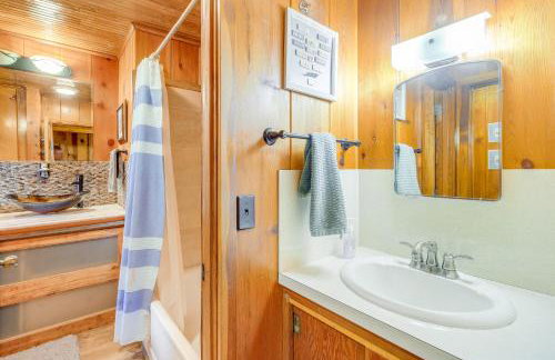 Rapid City Cottage with Patio Near Beach Access! - Foto 18