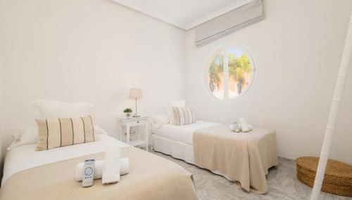 Townhouse in first line beach, Bahia de Marbella, Marbella - Photo 5, towels, wardrobe