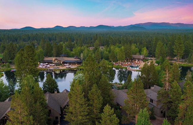 Klamath by Avantstay Gorgeous Mountain Home w/ Fire Pit, Spa & Lake Views - Photo 38