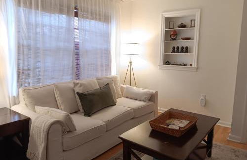 Mid Century Style Cottage Near Historic Downtown - Foto 1