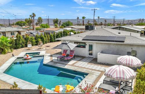 Whimsical Oasis Retreat by Rather Be Properties - Foto 12