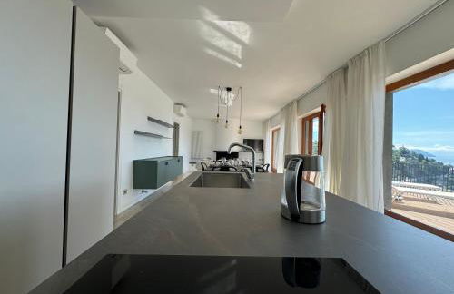 Modern and Elegant apartment with a spacious sea view terrace overlooking Palmaria Island Bright designer interiors Fully equipped Up to 6 guests Private parking Aircon All the comforts for a perfect stay - Foto 13