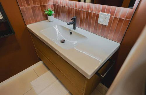 Lux 3BD Minutes Walk to Airport - Foto 16