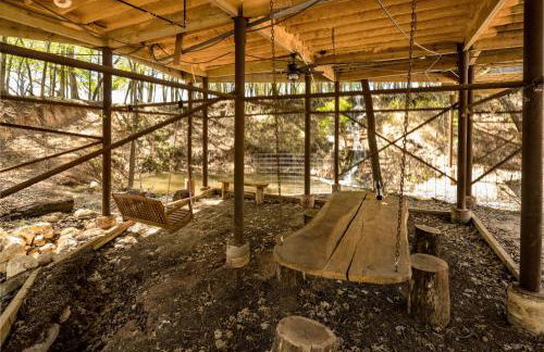 Hobbit Treehouse with waterfall on the Brazos River! 350 acres! Tubing! Petting zoo! - Foto 62