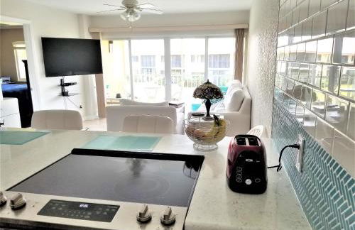 Chic Ocean Getaway - Walk to Beach, Pool & Hot Tub - Foto 6