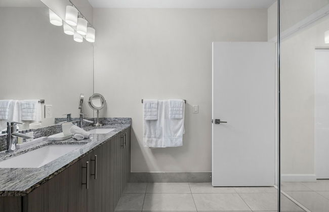 Spacious 2-Bedroom Condo at Doral Park - Photo 29