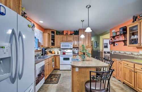 Lakefront Family Getaway with Private Deck and Dock! - Foto 10