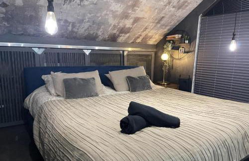 Artsy Retreat - Sleeps 6 Free Parking & Balcony - Photo 3